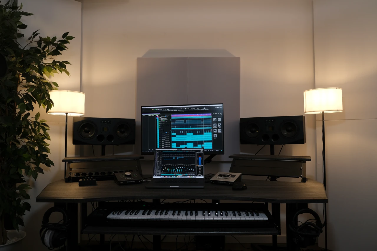 Regieplatz im TDM Studio mit Adam-Audio-Monitoren, Bildschirm und Keyboard