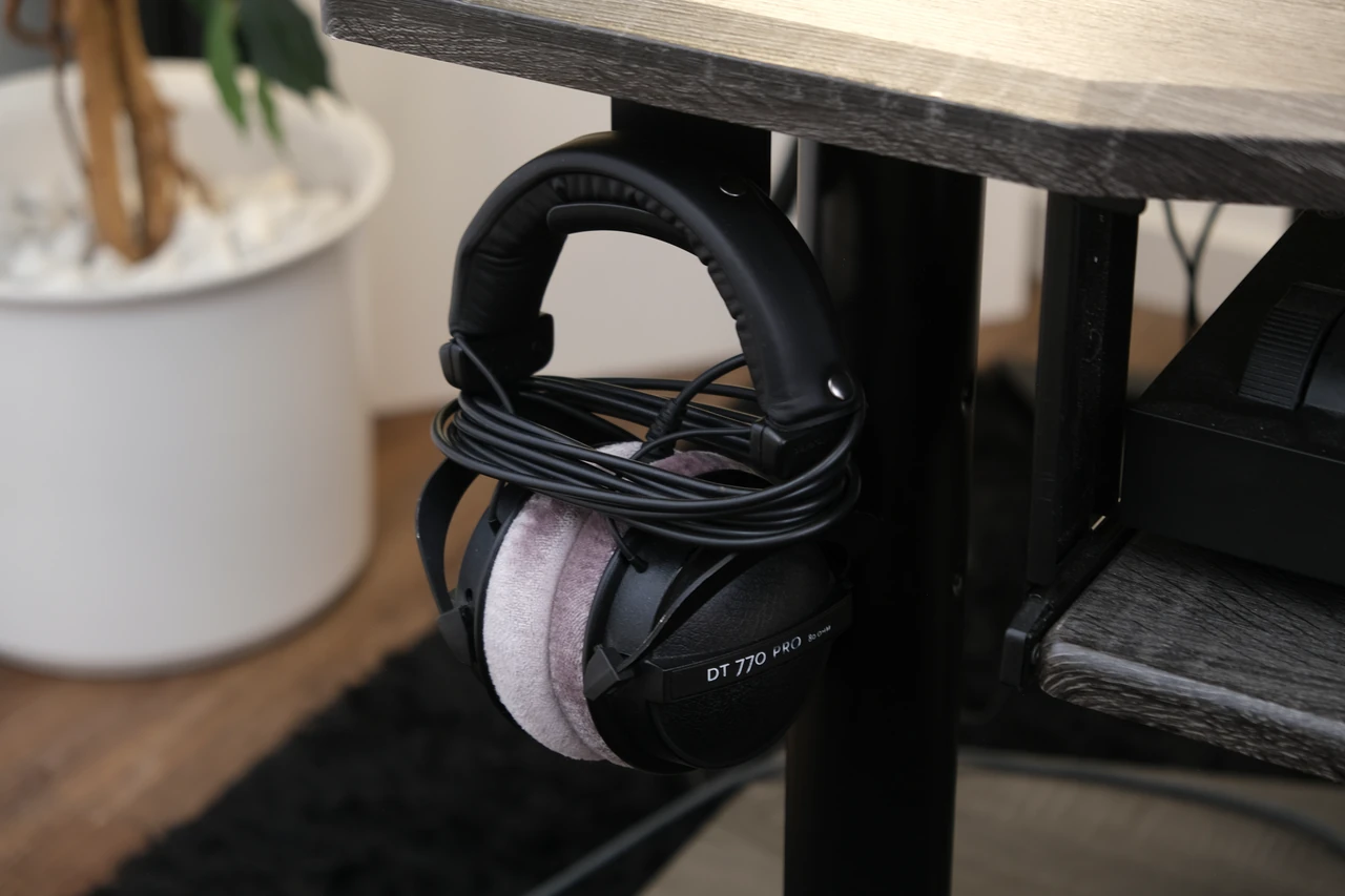 Beyerdynamic DT 770 PRO Kopfhörer am Studiotisch